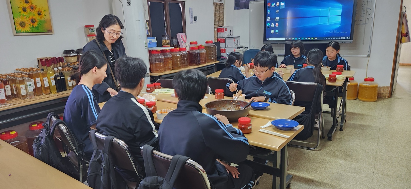 학교 진로체험 수업 — 학생들이 직접 만든 음식을 맛보는 모습